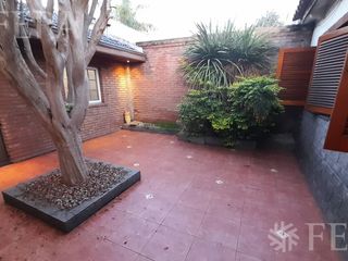 Venta de casa 3 ambientes con quincho, cochera y piscina en Quilmes Oeste