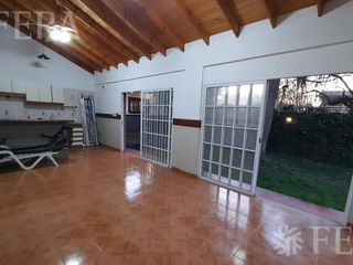 Venta de casa 3 ambientes con quincho, cochera y piscina en Quilmes Oeste