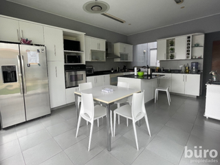 Foto 9 de ACOGEDORA CASA CON JARDIN Y 3/4 DORM EN VENTA EN SURCO