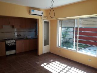 Casa en venta - 2 dormitorios 1 baño 1 Cochera - 140mts2 - La Plata