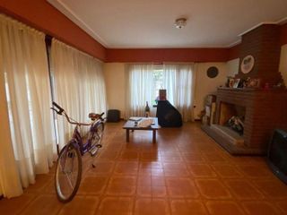 Chalet 4 ambientes con pileta y quincho en Barrio Lopez de Gomara