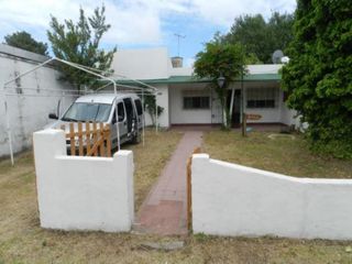 Casa en venta - 2 Dormitorios 1 Baño - cocheras - San Clemente Del Tuyú