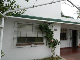 Casa en venta - 2 Dormitorios 1 Baño - cocheras - San Clemente Del Tuyú