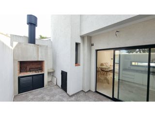Foto 14 de Dúplex de 3 ambientes, entrada de auto, parrilla. Barrio Chauvin.