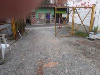 Foto 4 de Te vendo parqueadero en terreno plano para que hagas un centro comercial de calle a calle o lo dejas como parqueadero, bien barato en Barbosa.