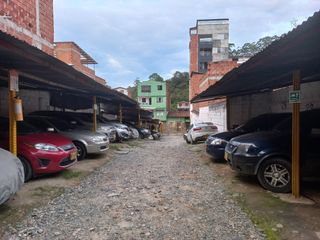 Foto 8 de Te vendo parqueadero en terreno plano para que hagas un centro comercial de calle a calle o lo dejas como parqueadero, bien barato en Barbosa.