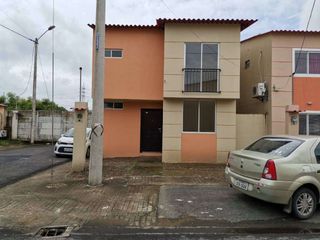 Casa esquinera de venta en la Urbanización Durán City, 3 dormitorios.