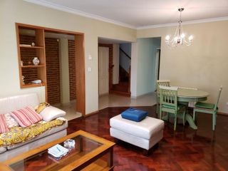 Casa 4 ambientes con cochera - Liniers