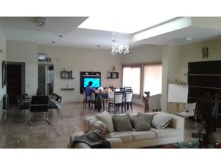 VENTA DE VIVIENDA EN FALDA DEL CARMEN - VIV0260