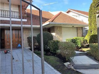 Foto 2 de Chalet 5 ambientes con quincho y garage