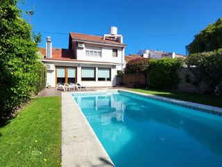 Chalet de 5 ambientes  c/ cochera 4 vehículos -zona Parque Luro