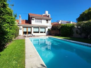 Chalet de 5 ambientes  c/ cochera 4 vehículos -zona Parque Luro