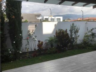 Cumbaya Casa elegante de 275m2 en Renta  3hab.