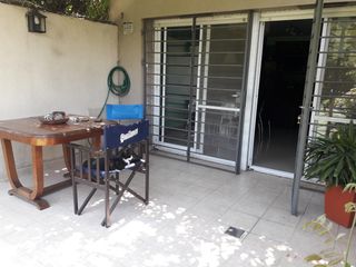 Departamento en Venta de 2 ambientes con Jardín y Cochera- BERNAL