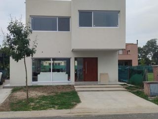 Venta casa 4 ambientes con piscina . Vila Marina. Villanueva