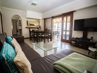 Casa En Venta Barrio Constitución 6 Ambientes Con Parque Y Piscina