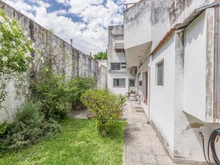 Casa en  Venta -270 m2 cubiertos- Patio - Jardín-Garage.