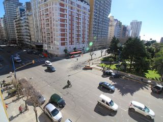 Foto 11 de Departamento · 3 Ambientes c/ dep · vista a Plaza Colon y el mar