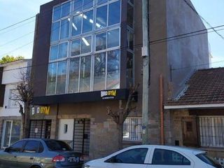 Foto 1 de VIVIENDA DE 3 AMBIENTES CON LOCAL COMERCIAL EN CASTELLI Y SANTA FE