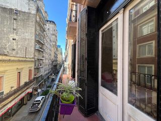 venta departamento con balcon y patio microcentro