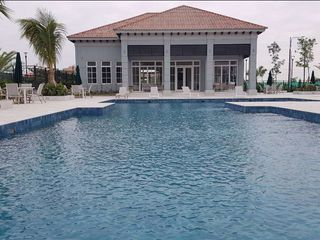 Foto 20 de Venta de casa moderna en Urb. Casalaguna/Buen financiamiento/A pocos minutos de Riocentro Dorado y Plaza Batan.