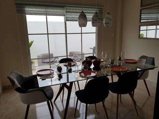Foto 5 de Venta de casa moderna en Urb. Casalaguna/Buen financiamiento/A pocos minutos de Riocentro Dorado y Plaza Batan.