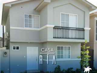 Foto 1 de Venta de casa moderna en Urb. Casalaguna/Buen financiamiento/A pocos minutos de Riocentro Dorado y Plaza Batan.