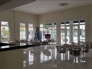 Foto 17 de Venta de casa moderna en Urb. Casalaguna/Buen financiamiento/A pocos minutos de Riocentro Dorado y Plaza Batan.