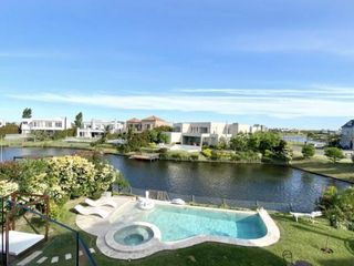 Foto 1 de Importante Casa de diseño exclusivo en El Golf, Nordelta - Salida a la Laguna
