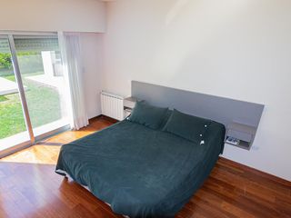 FUERZA AEREA AL 3100 - VENTA CASA 2 DORMITORIOS    COCHERA    PATIO    PARRILLERO EN CADAQUES