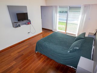 FUERZA AEREA AL 3100 - VENTA CASA 2 DORMITORIOS    COCHERA    PATIO    PARRILLERO EN CADAQUES
