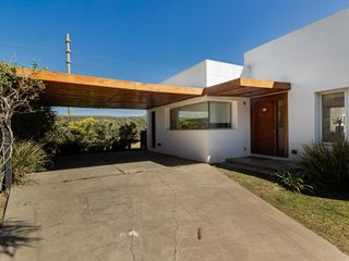 FUERZA AEREA AL 3100 - VENTA CASA 2 DORMITORIOS    COCHERA    PATIO    PARRILLERO EN CADAQUES