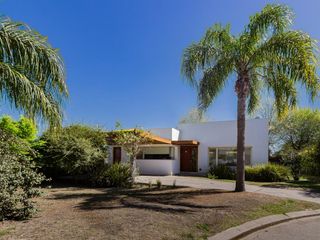 FUERZA AEREA AL 3100 - VENTA CASA 2 DORMITORIOS    COCHERA    PATIO    PARRILLERO EN CADAQUES