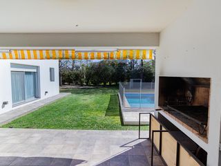 FUERZA AEREA AL 3100 - VENTA CASA 2 DORMITORIOS    COCHERA    PATIO    PARRILLERO EN CADAQUES