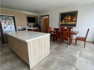 Rento Casa Moderna  150m2 de jardin con Suite independiente en Puembo