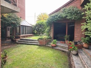Foto 5 de Chalet seis ambientes con piscina. San Carlos. Mar del Plata. Venta.