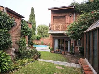 Foto 2 de Chalet seis ambientes con piscina. San Carlos. Mar del Plata. Venta.