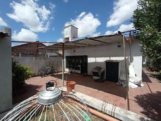 Casa en venta - 2 dormitorios 1 baño -  275mts2 - Tolosa, La Plata