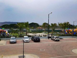 Foto 23 de Venta de casa a estrenar con acabados de lujo/Urb. Casalaguna/a 5 minutos de Riocentro Dorado.