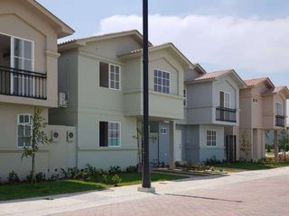 Foto 5 de Venta de casa a estrenar con acabados de lujo/Urb. Casalaguna/a 5 minutos de Riocentro Dorado.