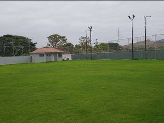 Foto 21 de Venta de casa a estrenar con acabados de lujo/Urb. Casalaguna/a 5 minutos de Riocentro Dorado.