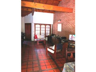 Foto 3 de CHALET CON PARQUE - PILETA y QUINCHO