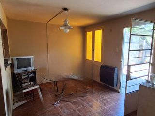 Casa en venta - 4 Dormitorios 1 Baño - Salón - 960Mts2 - La Plata