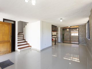 Sangolqui, Casa en venta, 233 m2, 3 habitaciones, 3 baños, 4 parqueaderos