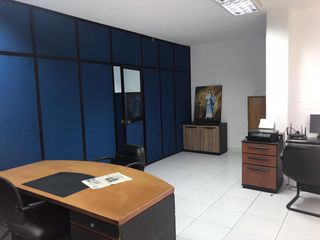 Alquilo oficina en Manta amoblada cerca del municipio