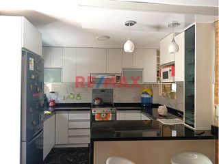 Foto 7 de 🏡 Vive con estilo y seguridad en la Residencial La Alameda de Paiján.

Primer Piso:
🛋️Sala 
🍽️Comedor
🍲Cocina concepto abierto
 🛏️ 1Dormitorio c