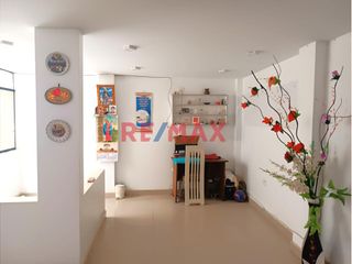 Foto 13 de 🏡 Vive con estilo y seguridad en la Residencial La Alameda de Paiján.

Primer Piso:
🛋️Sala 
🍽️Comedor
🍲Cocina concepto abierto
 🛏️ 1Dormitorio c