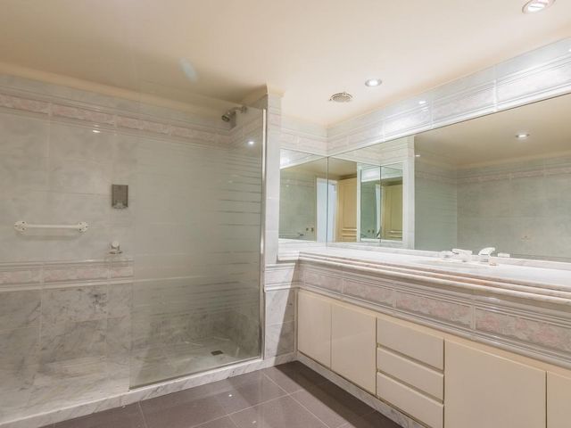 Departamento de 5 ambientes con dependencia y cochera en Venta - Recoleta