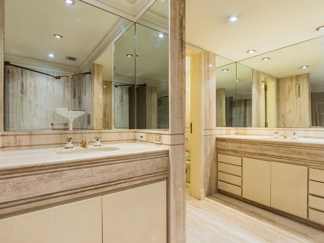 Departamento de 5 ambientes con dependencia y cochera en Venta - Recoleta