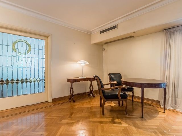 Departamento de 5 ambientes con dependencia y cochera en Venta - Recoleta